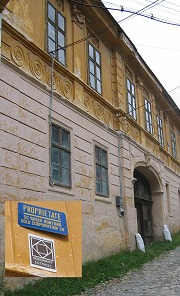 A műemlékhivatal és a bánya táblája